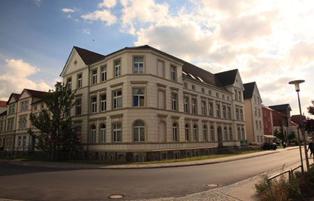 A view from outside on the beautifully renovated old building in the Fritz-Reuter-Straße 17/17a in Neubrandenburg